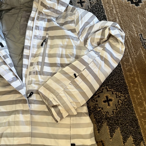 Mountain Hardware ski jacket - Picture 3 of 10